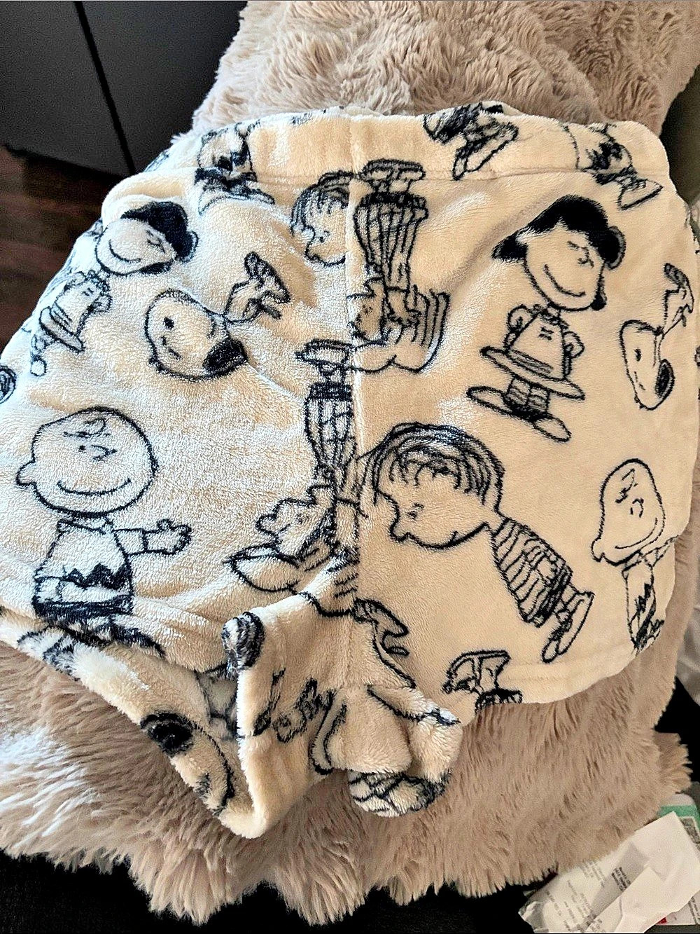 Peanuts blanket Cream & Black XL Like New